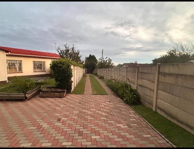 6 BEDROOM HOUSE FOR SALE IN MEYERVILLE